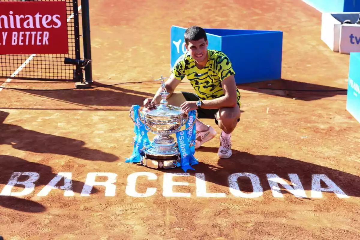 Carlos Alcaraz de España posa con el trofeo de campeón después de ganar contra Stefanos Tsitsipas de Grecia durante el partido final del Barcelona Open Banc Sabadell 2023