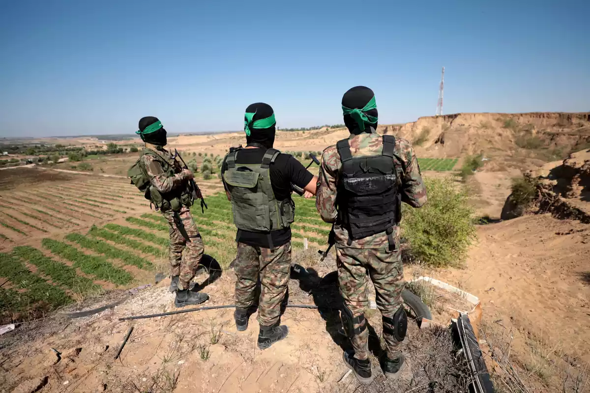 Miembros del brazo armado de Hamás cerca de la frontera con Israel en el centro de la Franja de Gaza
