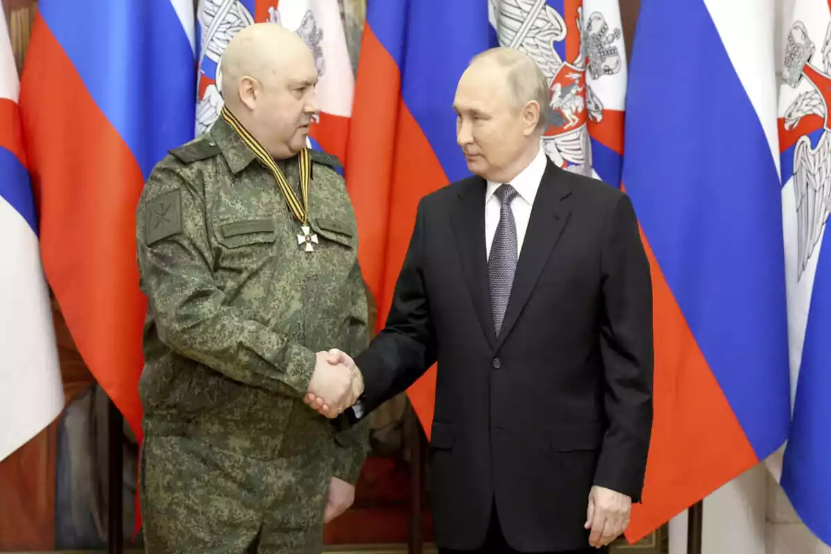 El presidente ruso, Vladimir Putin, otorga al comandante de las fuerzas rusas en Ucrania, el general Sergei Surovikin, la Orden de San Jorge, durante una ceremonia en la sede del Distrito Militar del Sur