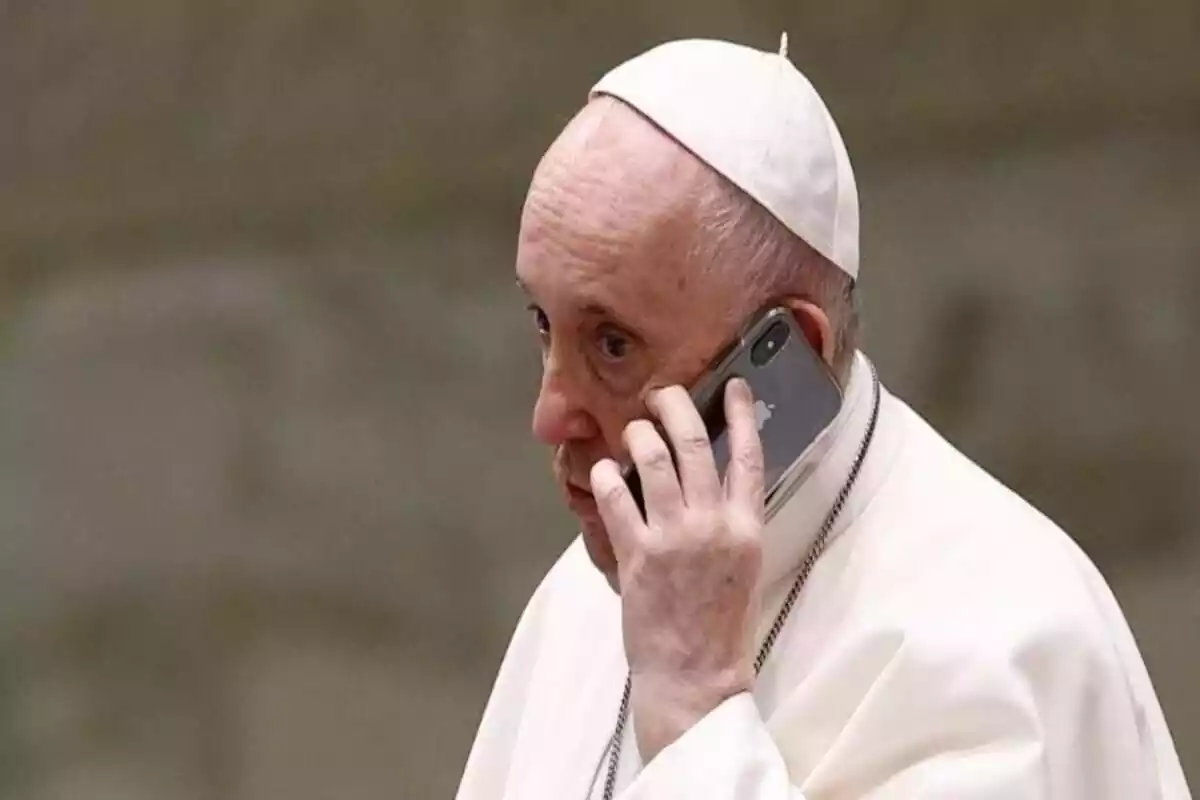 El Papa Francisco hablando por teléfono.