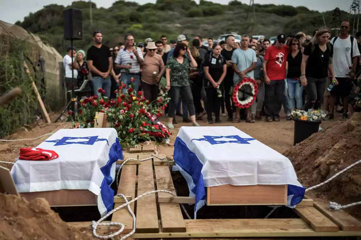 Familiares y amigos asisten al entierro de Mani y Ayelet Godard, quienes fueron asesinados en su hogar en el kibutz israelí de Be'eri durante los ataques del 7 de octubre por parte del grupo militante islamista Hamas