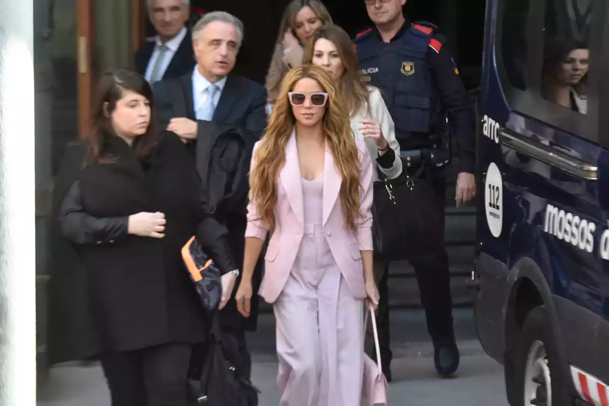 La cantante Shakira junto a sus abogados, Pau Molins, Miriam Company, a su salida de la Audiencia Nacional tras alcanzar un pacto con las acusaciones a las puertas del juicio por la causa en que la artista está acusada de presunto fraude de 14,5 millones de euros a Hacienda.con Fiscalía, a 20 de noviembre de 2023, en Barcelona