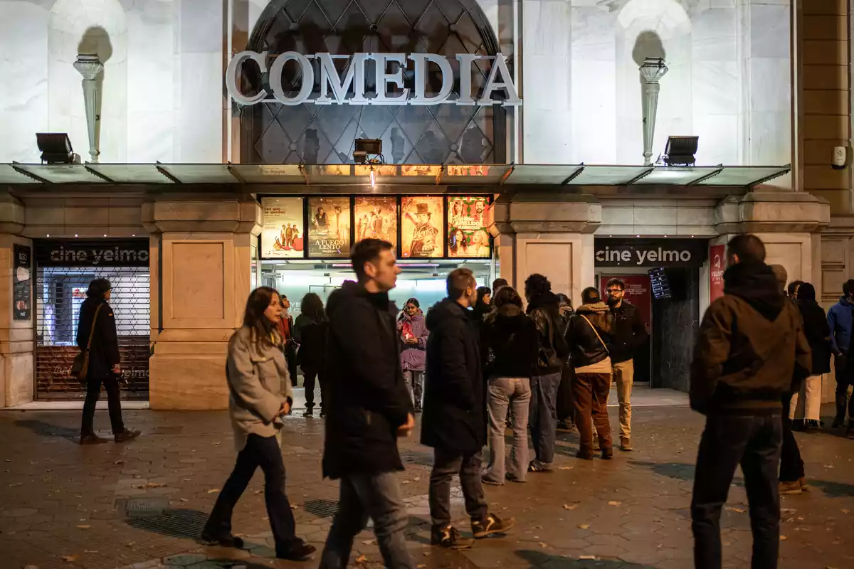 Fachada del cine Comedia antes de la última proyección, a 14 de enero de 2024, en Barcelona