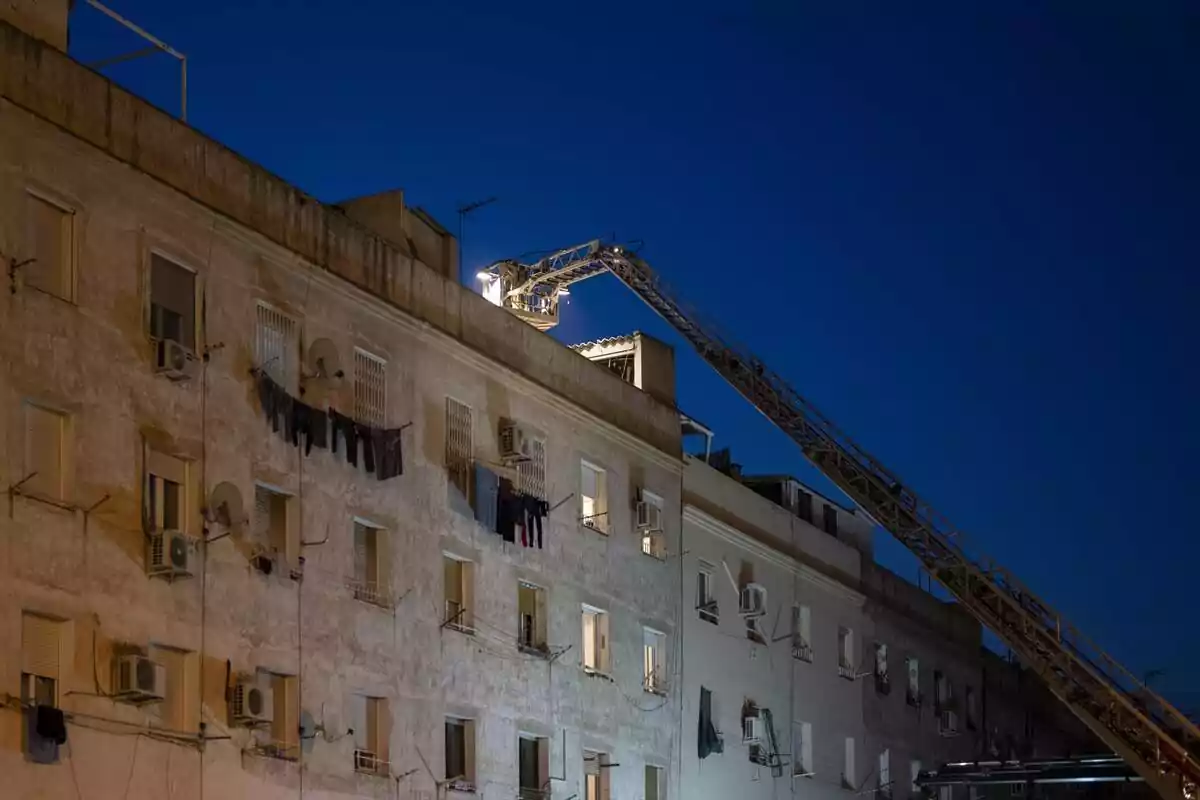 Los bomberos de la Generalitat de Catalunya trabajan en el hallazgo de los desaparecidos en el derrumbe de un edificio, a 7 de febrero de 2024, en Badalona