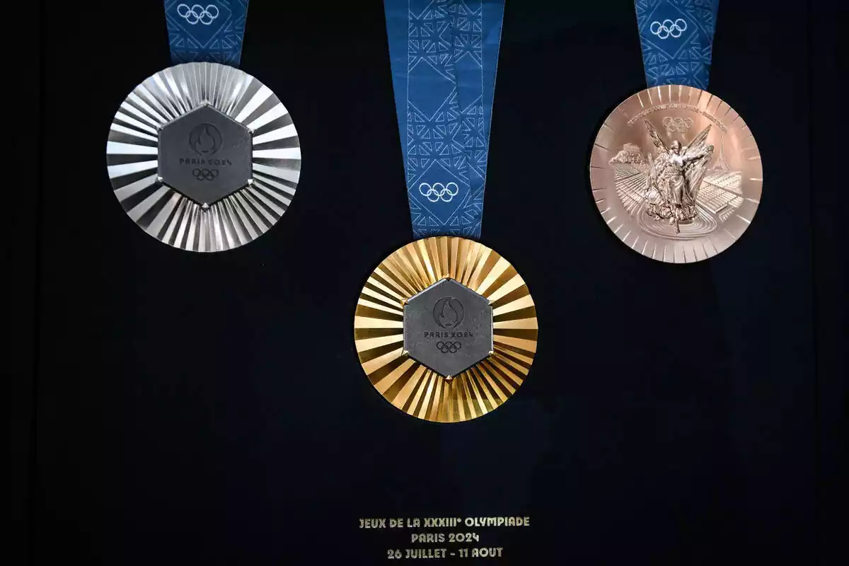 Imagen de las medallas de oro, plata y bronce de los Juegos Olímpicos y Paralímpicos de 2024