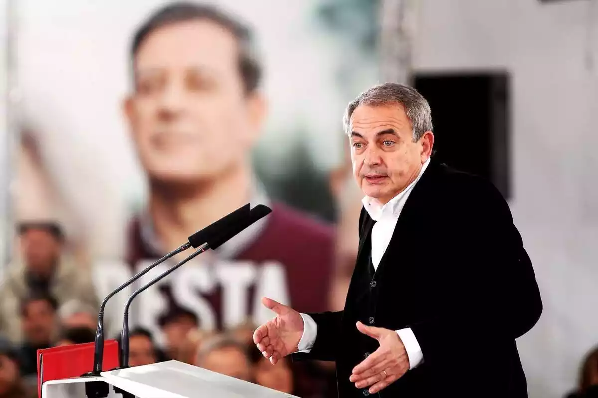 El expresidente del Gobierno, José Luis Rodríguez Zapatero, interviene durante un mitin electoral del PSdeG, en la praza da Constitución