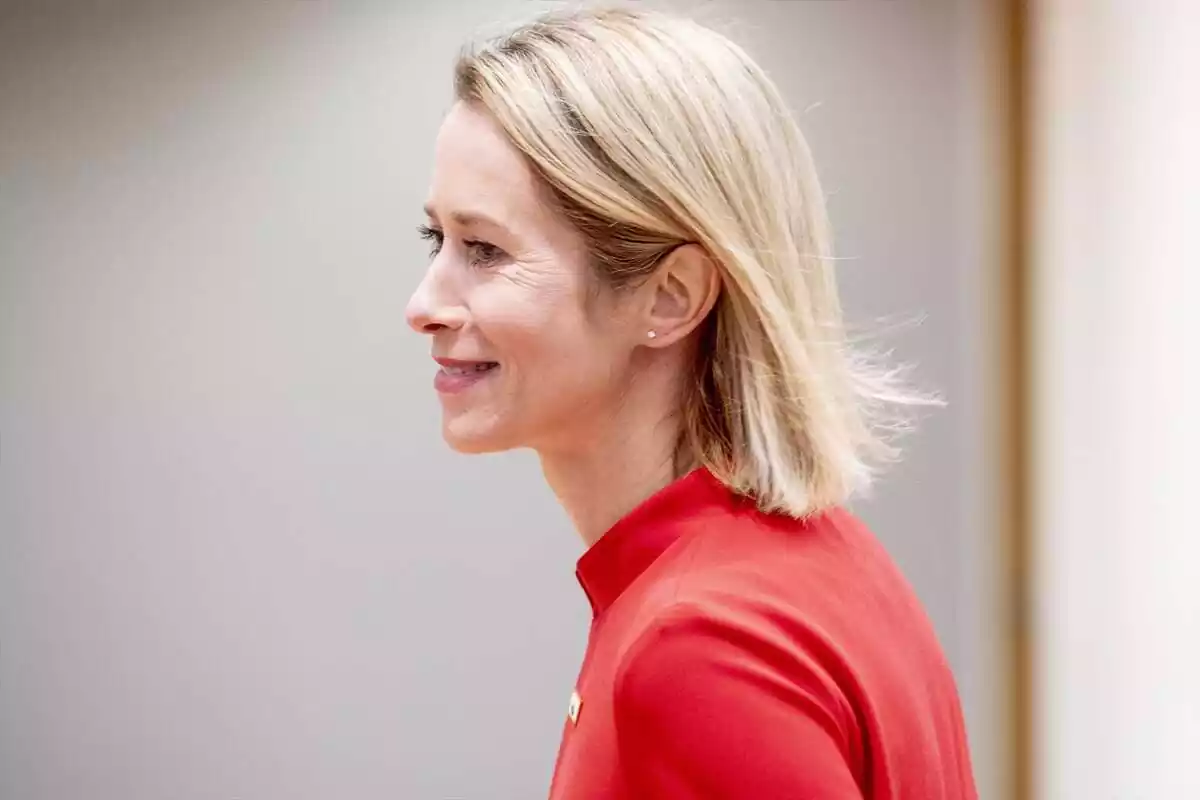 La primera ministra de Estonia, Kaja Kallas, sonríe a los medios