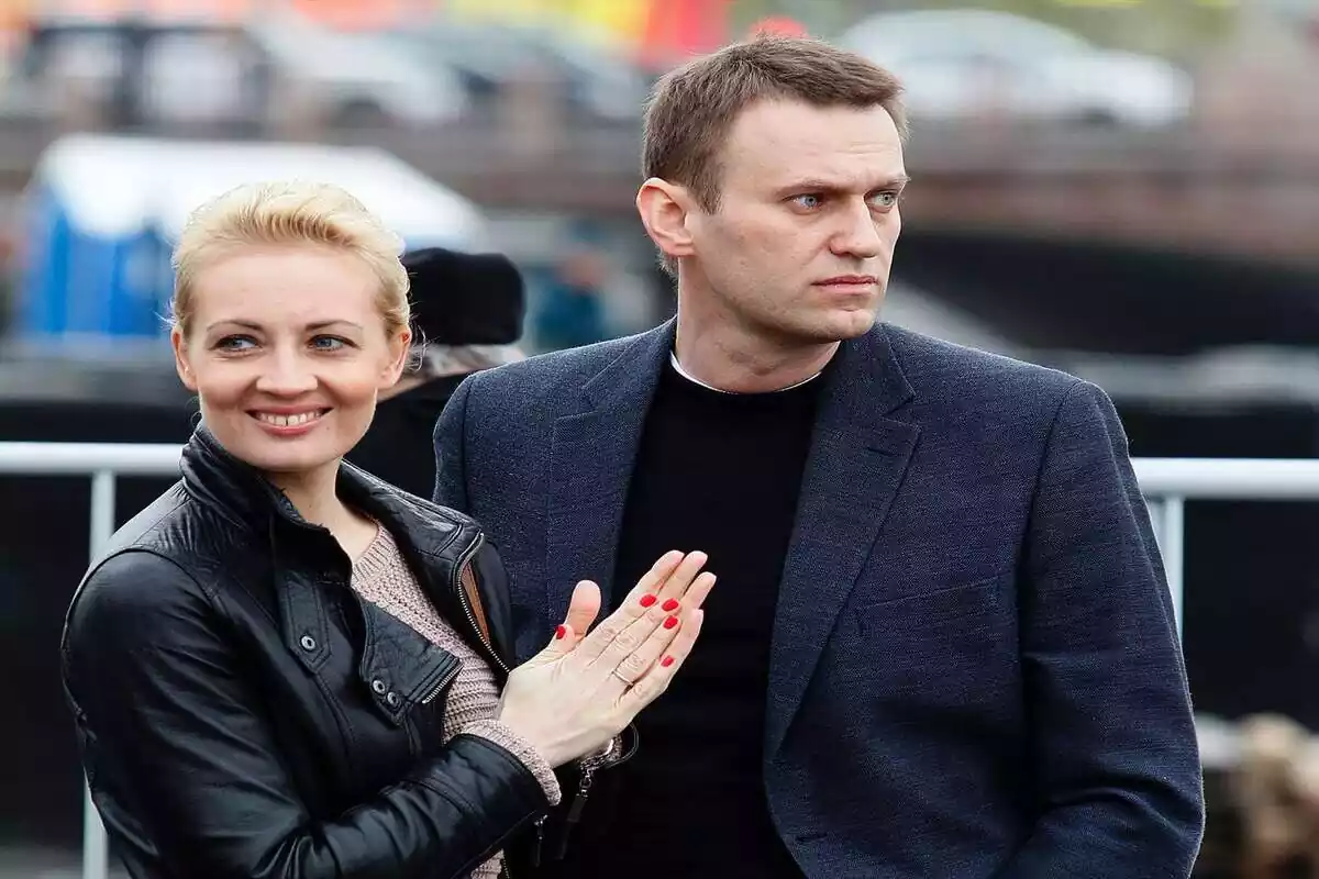 Uno de los líderes de la oposición rusa Alexei Navalny con su esposa Julia participando en la manifestación