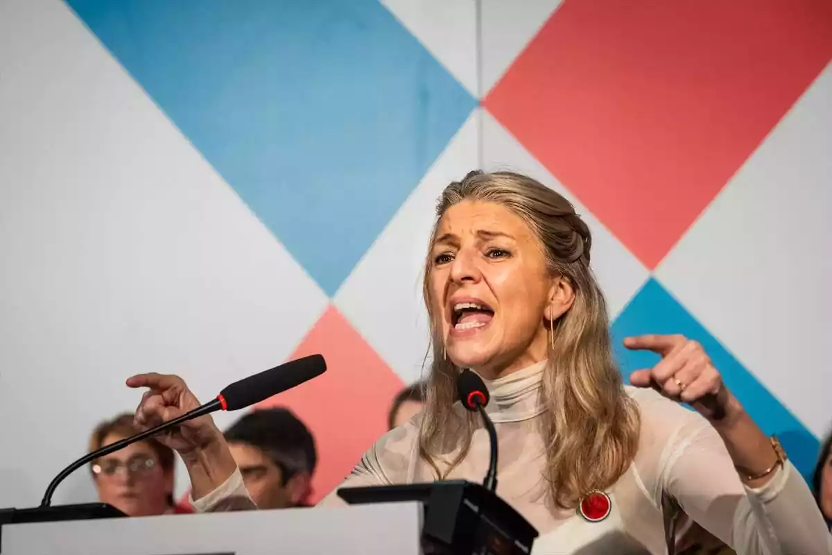 La vicepresidenta segunda y líder de Sumar, Yolanda Díaz, interviene durante el cierre de la campaña electoral de Sumar Galicia