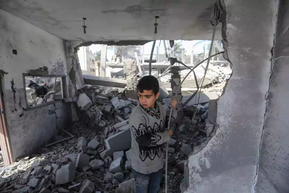 2 de marzo de 2024, Territorios Palestinos, Deir al-Balah: Un niño palestino inspecciona los daños causados ​​por un ataque aéreo israelí contra varios edificios en Deir al-Balah, en el centro de la Franja de Gaza