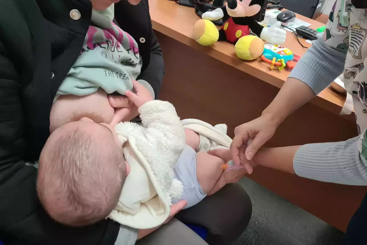 Un bebé recibe la vacuna contra la tosferina