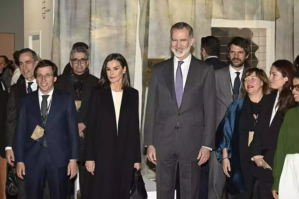 La Reina Letizia con el Rey Felipe en una feria de arte de Madrid