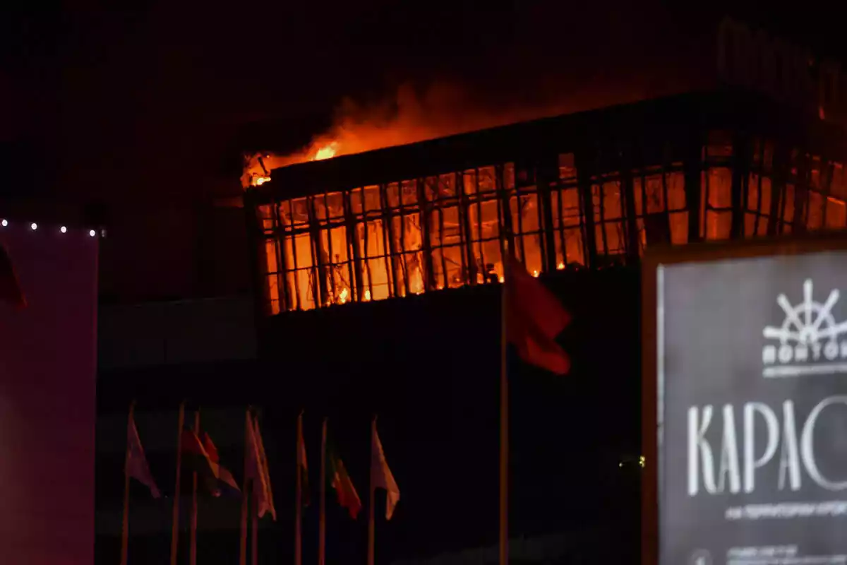 El humo del fuego se eleva sobre la sala de conciertos Crocus City Hall en llamas tras un tiroteo en el noroeste de Moscú, Rusia | Europa Press