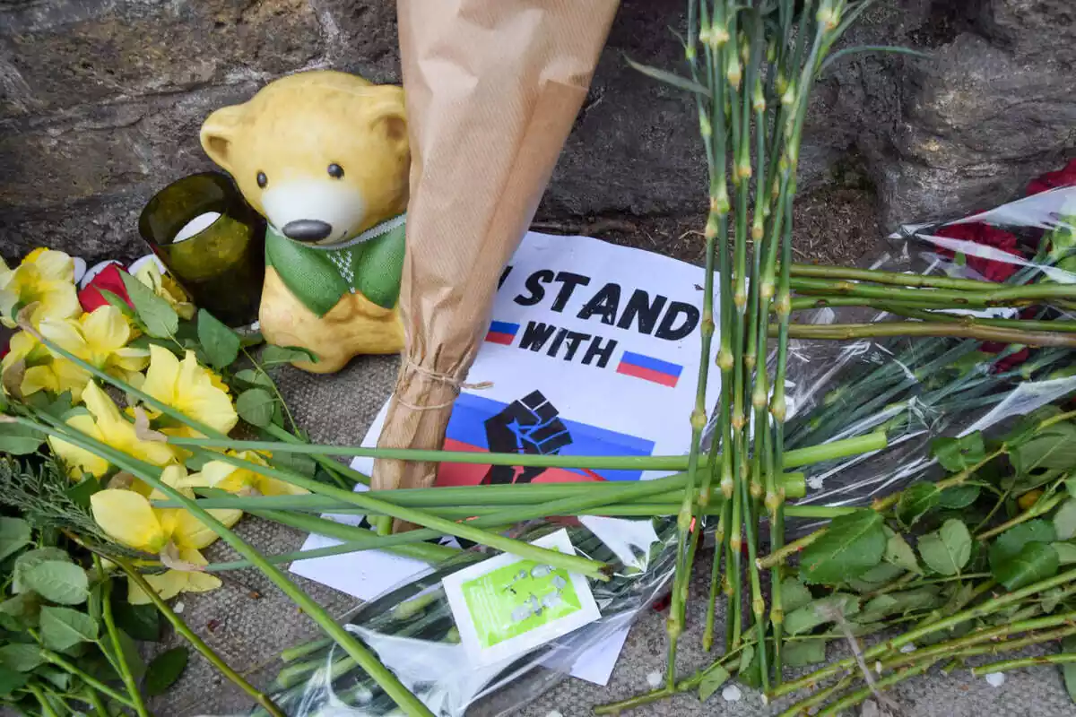 La gente deja flores y homenajes frente a la embajada rusa en Londres para las víctimas del ataque terrorista en Moscú reivindicado por el grupo terrorista ISIS.