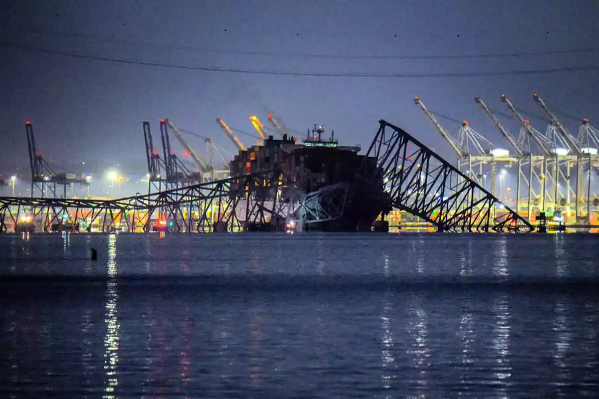 Una vista general del Puente Francis Scott Key de Baltimore después de que colapsara debido al choque de un buque de carga