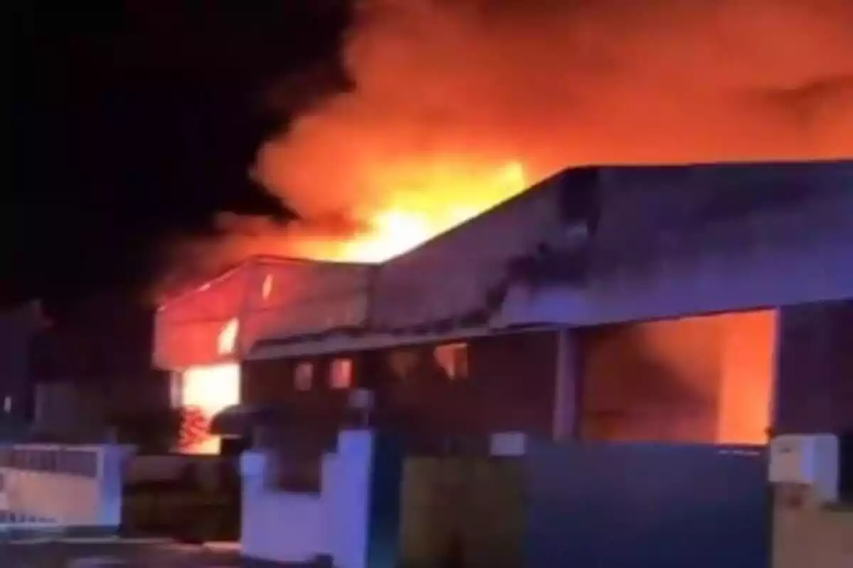 Incendio de una nave en un polígono en El Vendrell (Tarragona)