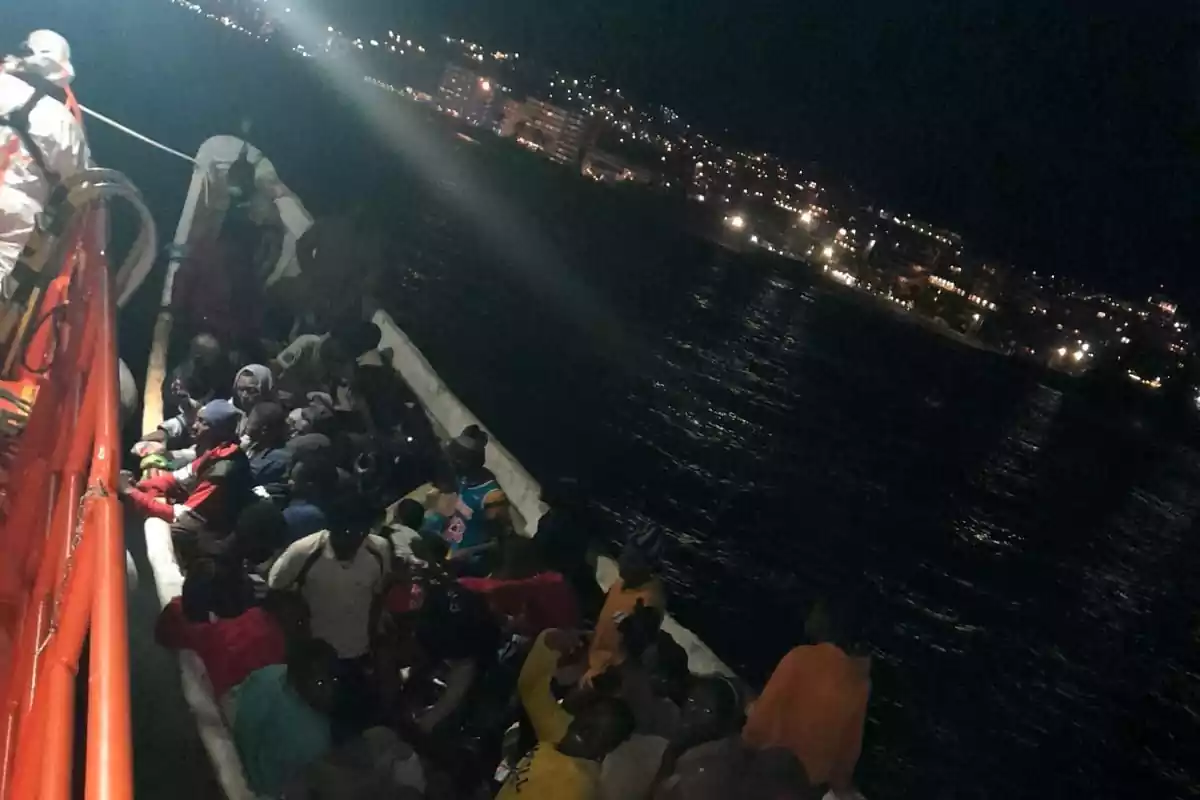 La salvamar Macondo rescata a 50 migrantes que iban a bordo de un cayuco cerca de Gran Canaria