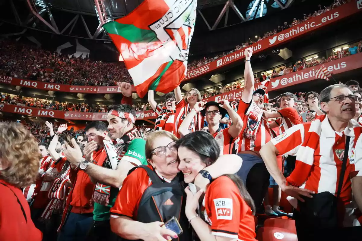 Aficionados del Athletic Club de Bilbao celebran la victoria de su equipo tras ganar la Copa del Rey