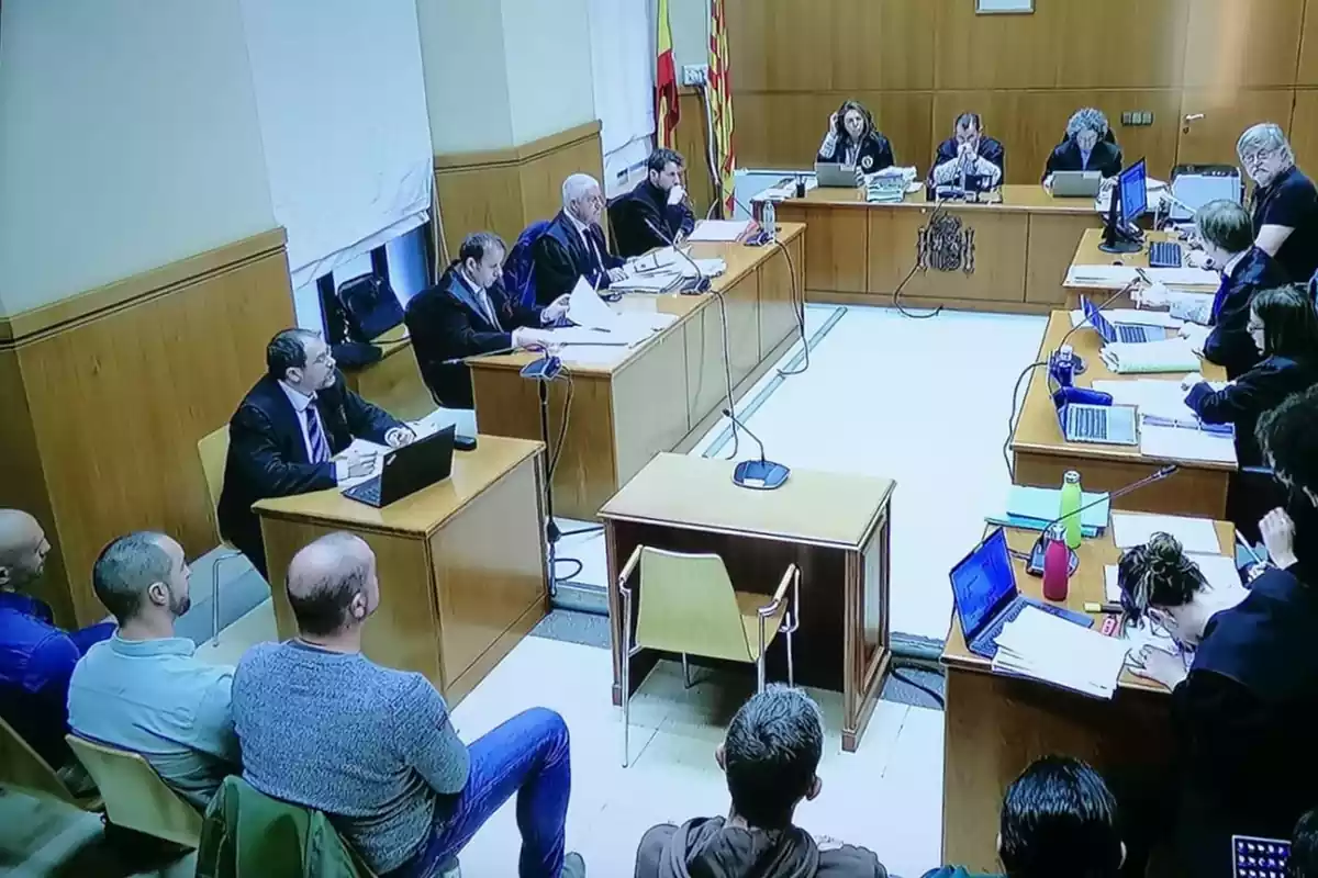 Juicio a 4 mossos acusados de presunta detención ilegal, lesiones, delito contra la integridad moral y falsedad.