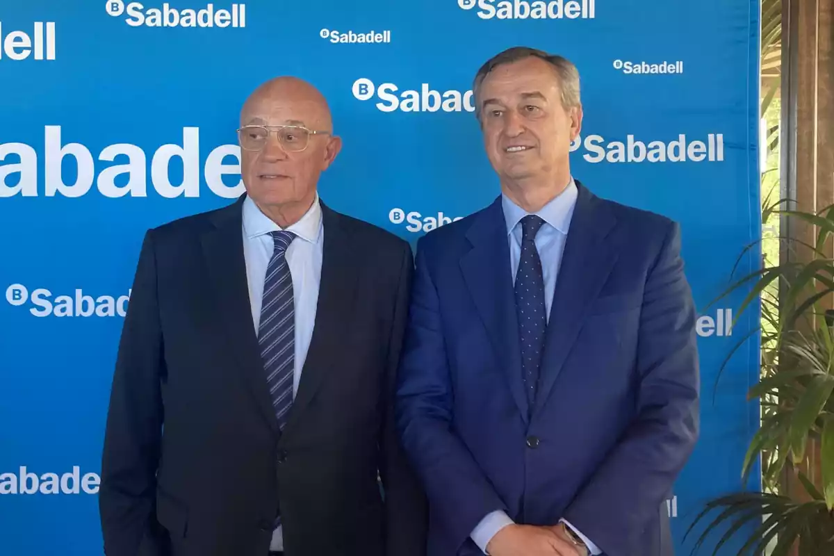 El presidente de Banco Sabadell, Josep Oliu, y el consejero delegado, César González-Bueno