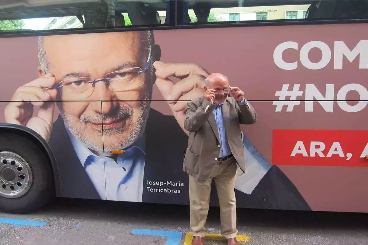 Josep Maria Terricabras candidato ERC antes su bus de campaña