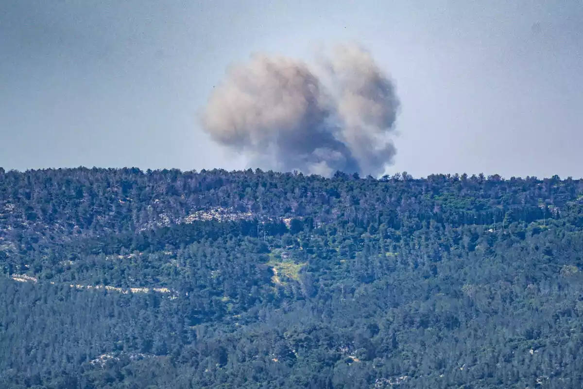 Columna de humo tras un bombardeo del Ejército de Israel contra el sur de Líbano (archivo)