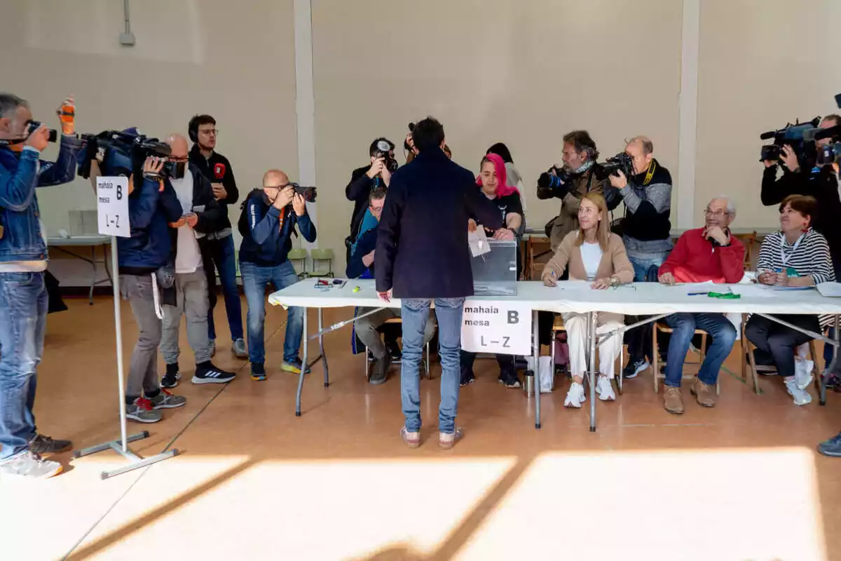 El candidato de EH Bildu a lehendakari, Pello Otxandiano, ejerce su derecho a voto en las elecciones autonómicas vascas