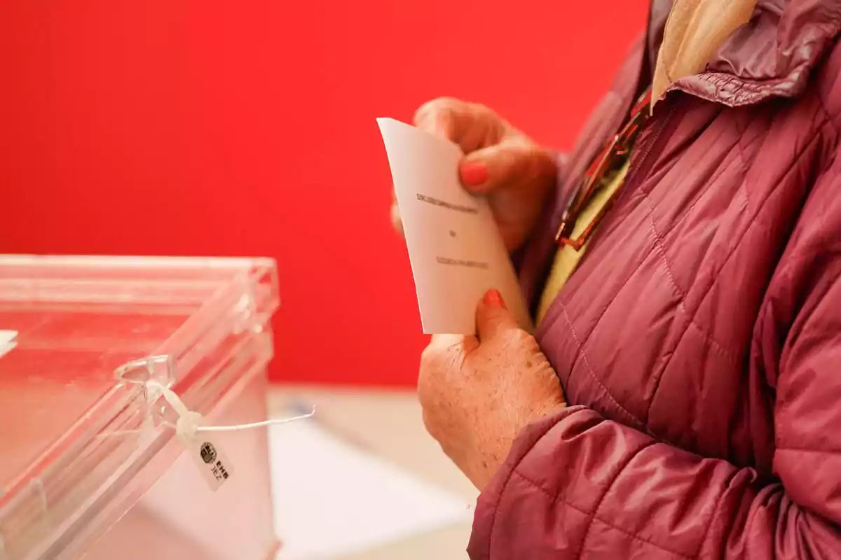 Una persona ejerce su derecho a voto en las elecciones autonómicas vascas