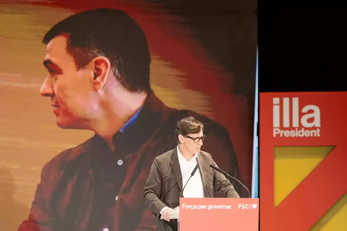El candidato del PSC a las elecciones catalanas, Salvador Illa, interviene durante un acto de campaña electoral del PSC