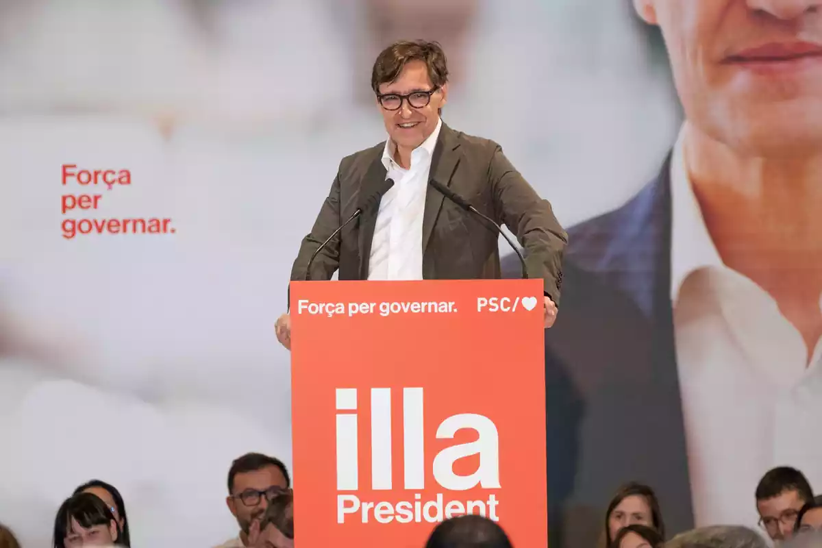 El candidato del PSC a las elecciones catalanas, Salvador Illa, interviene durante un acto de campaña electoral del PSC
