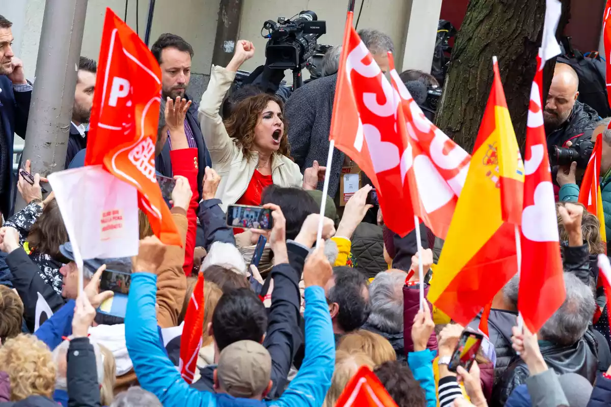 La vicesecretaria general del PSOE, María Jesús Montero, se suma a la concentración de apoyo a Pedro Sánchez tras el Comité Federal