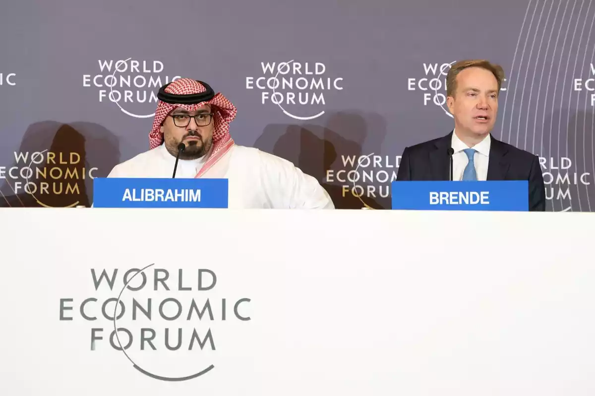 Faisal F. Alibrahim, Ministro de Economía y Planificación de Arabia Saudita, y Borge Brende, Presidente del Foro Económico Mundial (WEF), asisten a la Conferencia de Negocios del Foro Económico Mundial en Riad