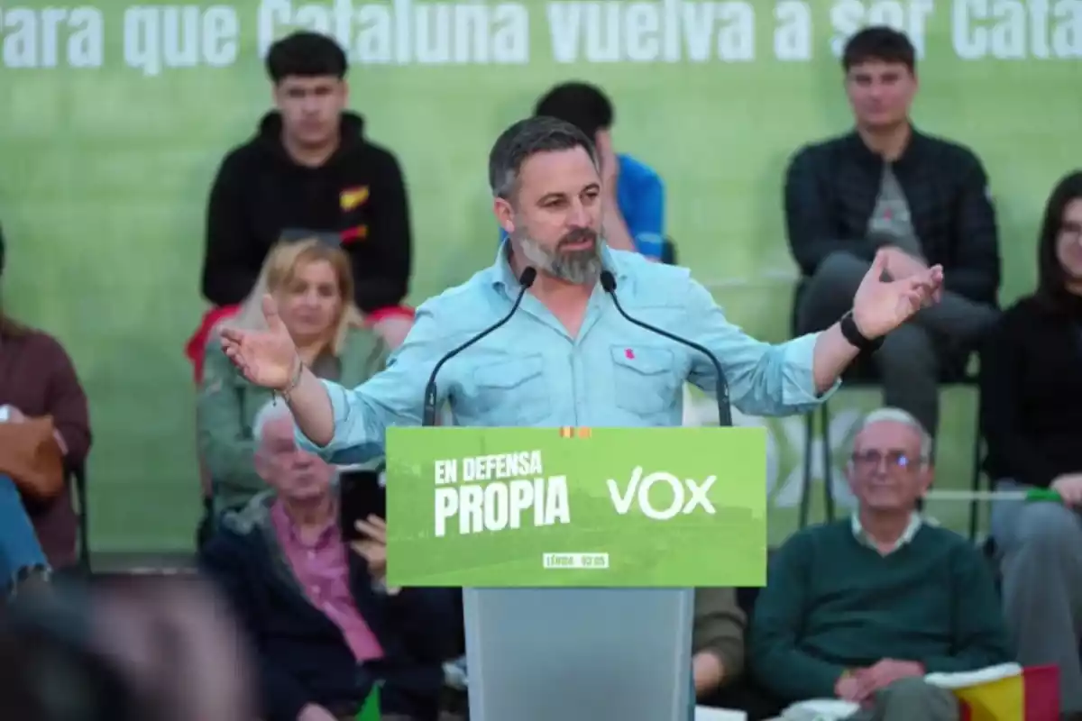 Imagen del presidente de Vox, Santiago Abascal, en un acto electoral en la ciudad de Lleida, el 3 de mayo de 2024