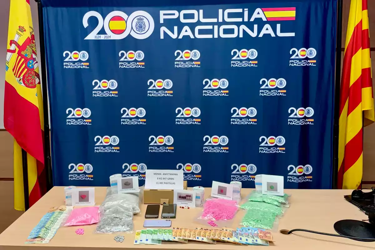 La Policía Nacional detiene a dos personas en Les (Lleida) por un presunto delito de tráfico de drogas tras pararlos en un control policial y encontrar en el maletero de su coche 13.382 pastillas de éxtasis.