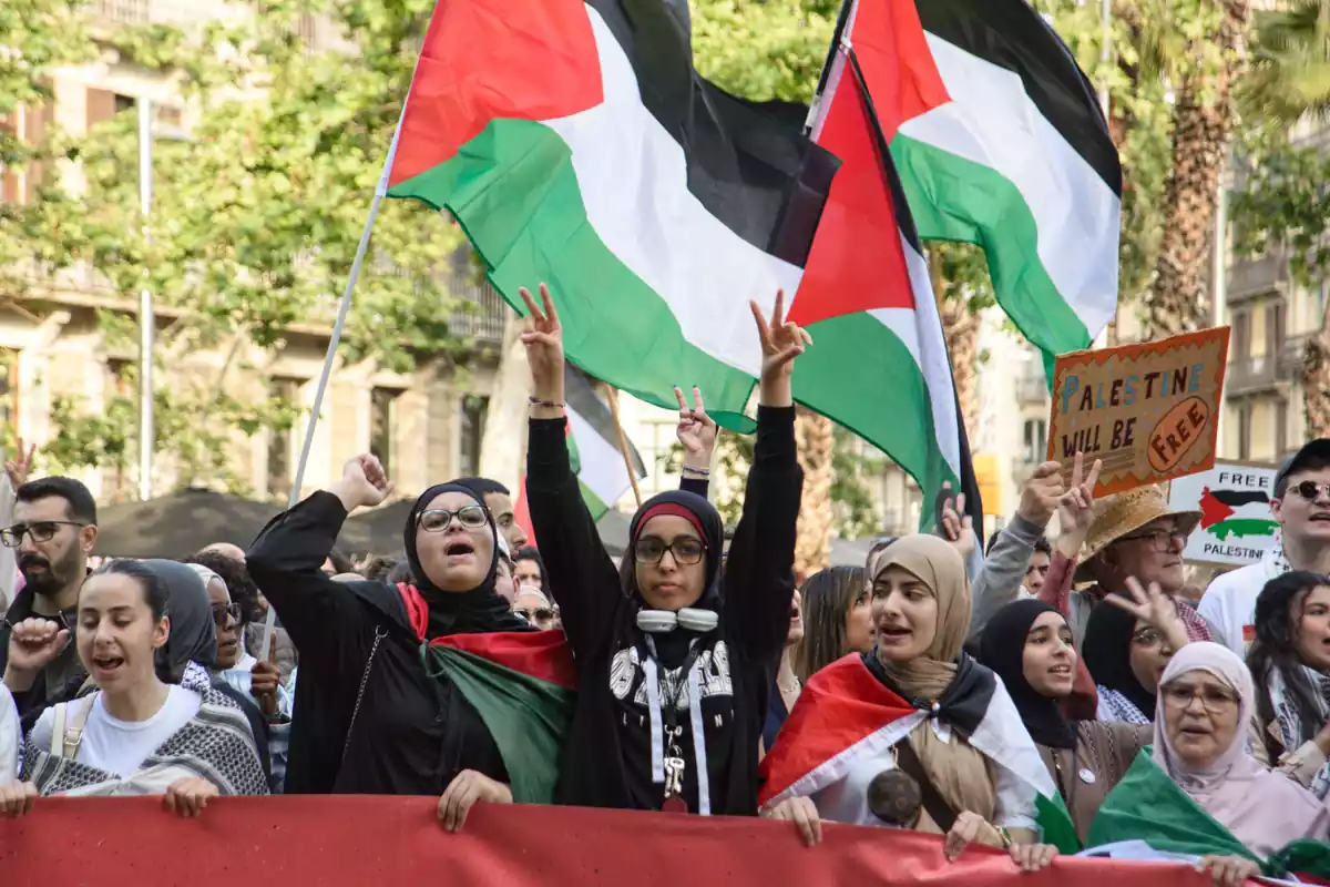 Decenas de personas durante una manifestación a favor de Palestina, a 18 de mayo de 2024, en Barcelona