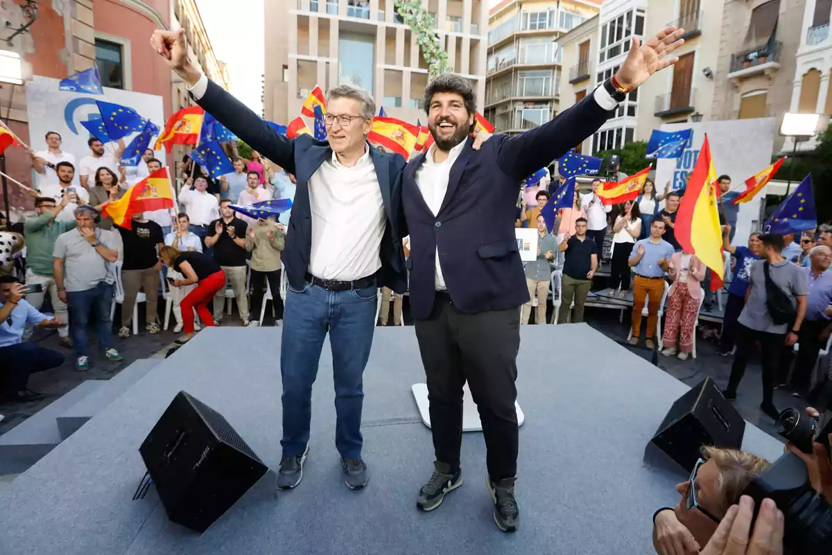 El presidente del Partido Popular, Alberto Núñez Feijóo (i) y el presidente del Partido Popular de la Región de Murcia, Fernando López Miras (d), durante un acto de campaña electoral del Partido Popular,