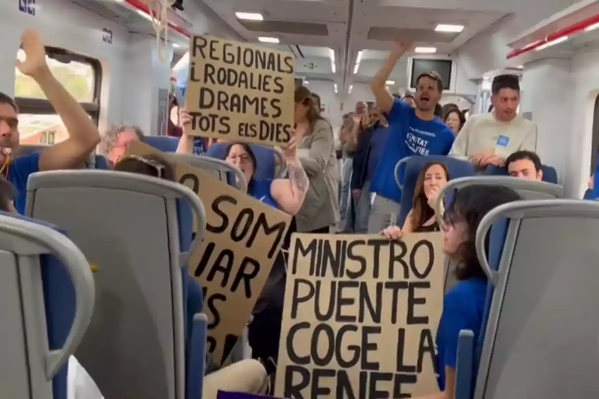 Protesta al interior de un tren para exigir mejoras en Rodalies.