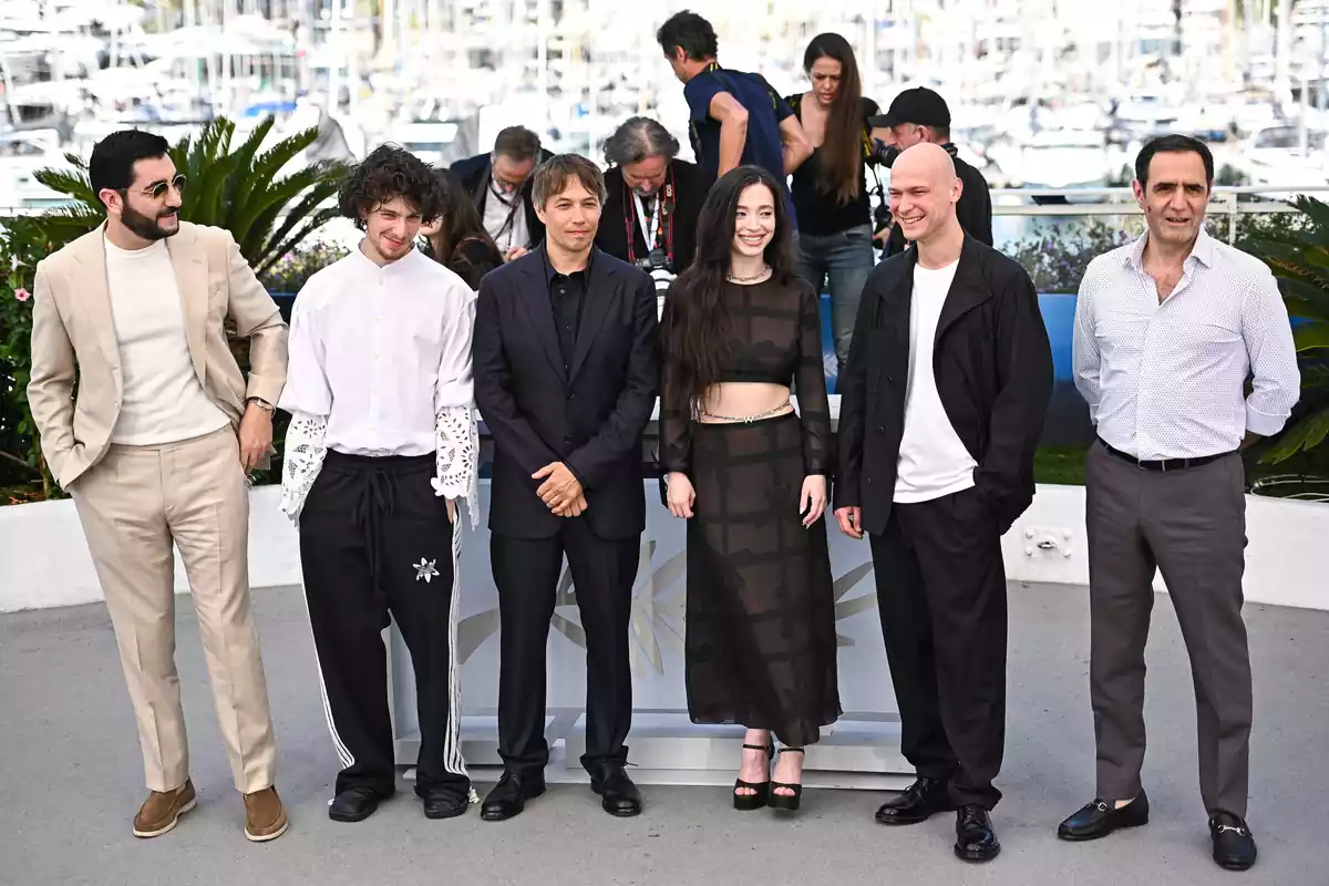Sean Baker junto al elenco de "Anora" en el Festival de Cannes