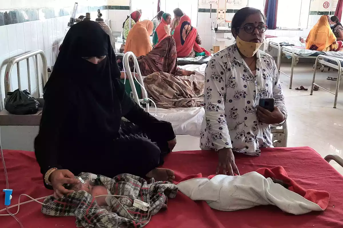Los bebés recién nacidos ingresados en el Hospital Amrit Kaur del gobierno se trasladaron a una sala general después de un incendio en la sala de la Unidad Especial de Atención al recién nacido (SNCU), en Beawar.