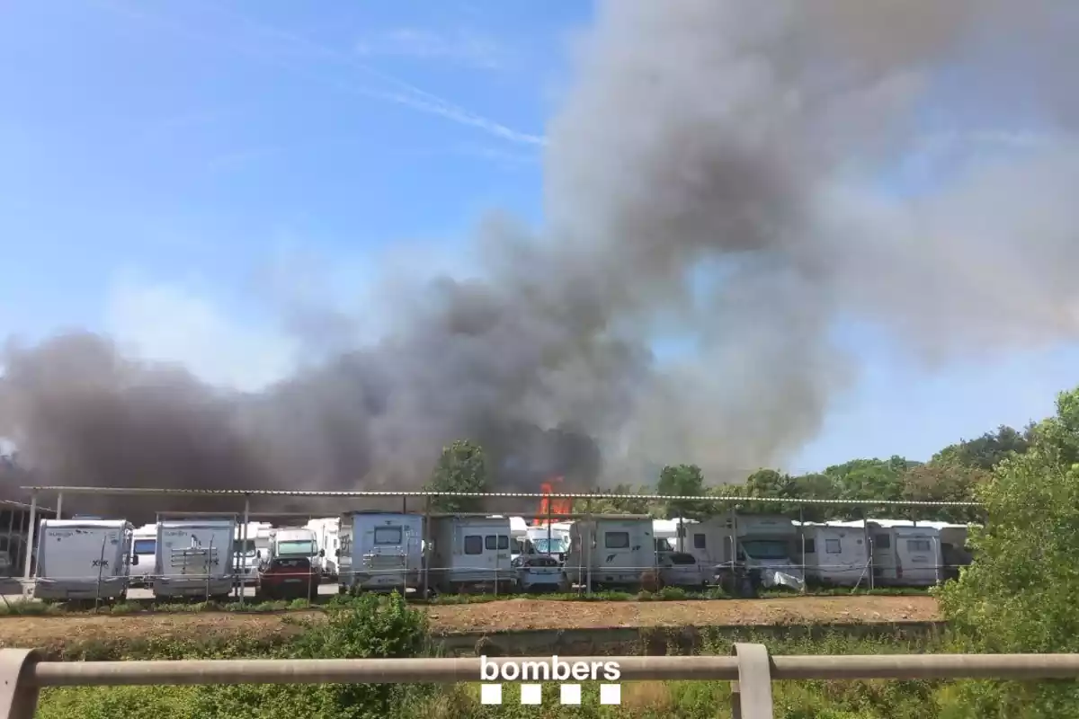 Incendio en una nave industrial de autocaravanas en Montcada i Reixac (Barcelona)