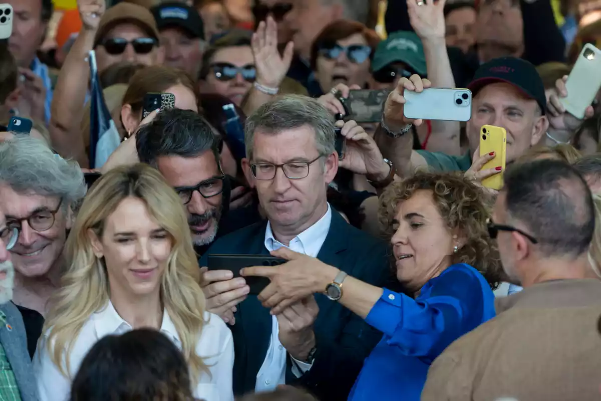 La diputada del PP, Cayetana Álvarez de Toledo (2i), el presidente del Partido Popular, Alberto Núñez Feijóo (c), y la candidata del PP para las elecciones europeas, Dolors Montserrat (2d), durante una manifestación del PP, en la Puerta de Alcalá, a 26 de mayo de 2024, en Madrid