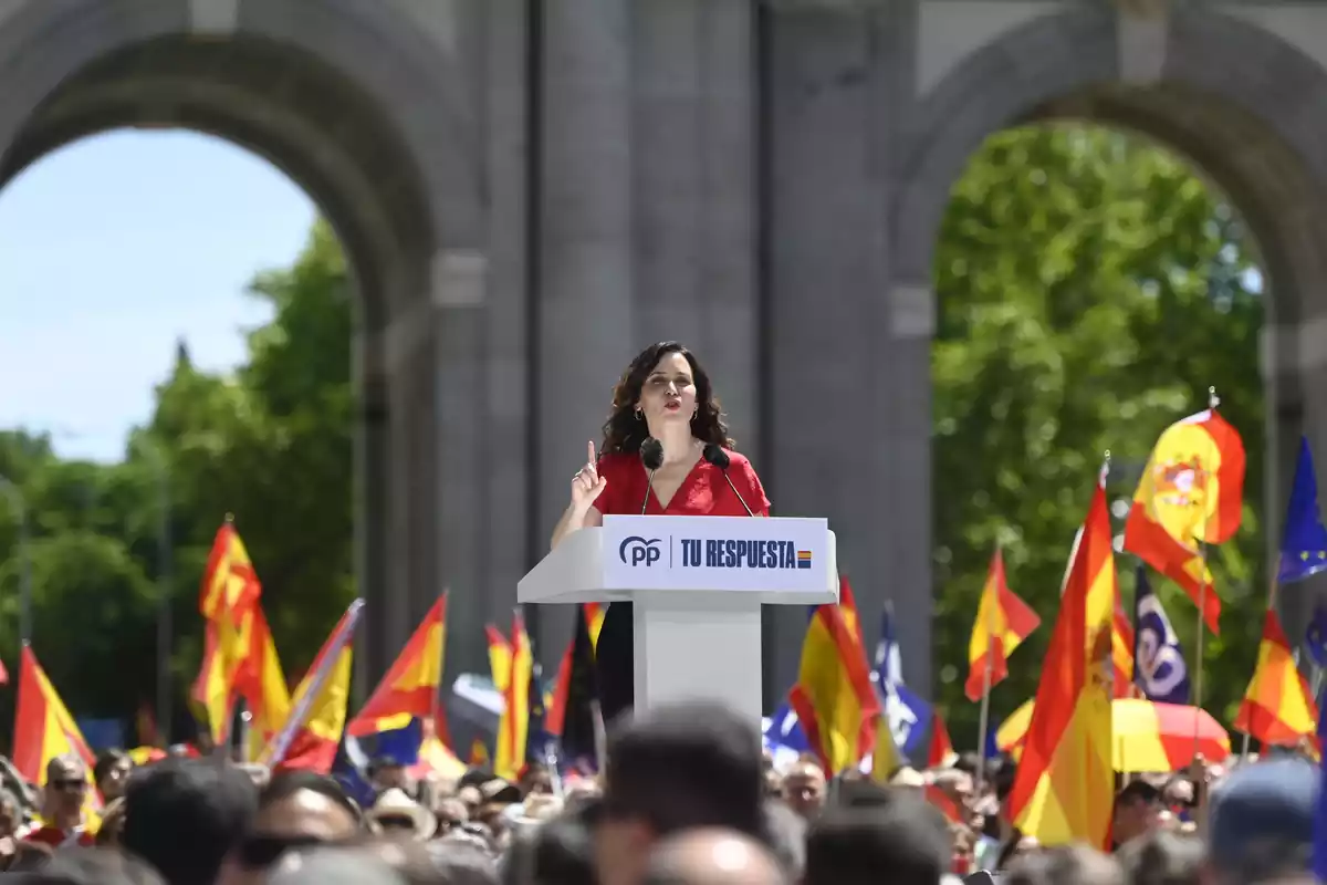 La presidenta de la Comunidad de Madrid, Isabel Díaz Ayuso, interviene durante una manifestación del PP, en la Puerta de Alcalá