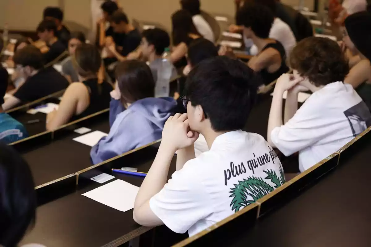 Estudiantes esperan para comenzar un examen de la Selectividad en el Campus Ciutadella de la UPF, en Barcelona