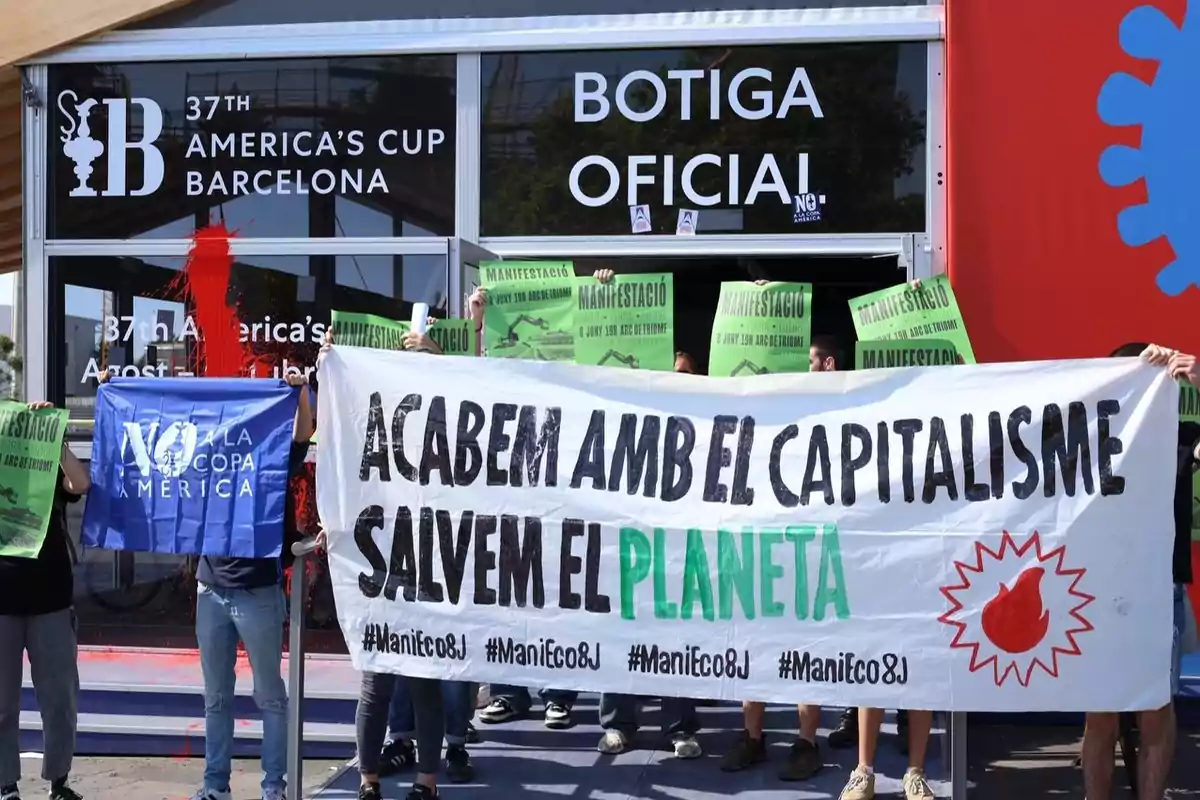 Entidades ecologistas protestan delante de la tienda de la Copa América en Barcelona