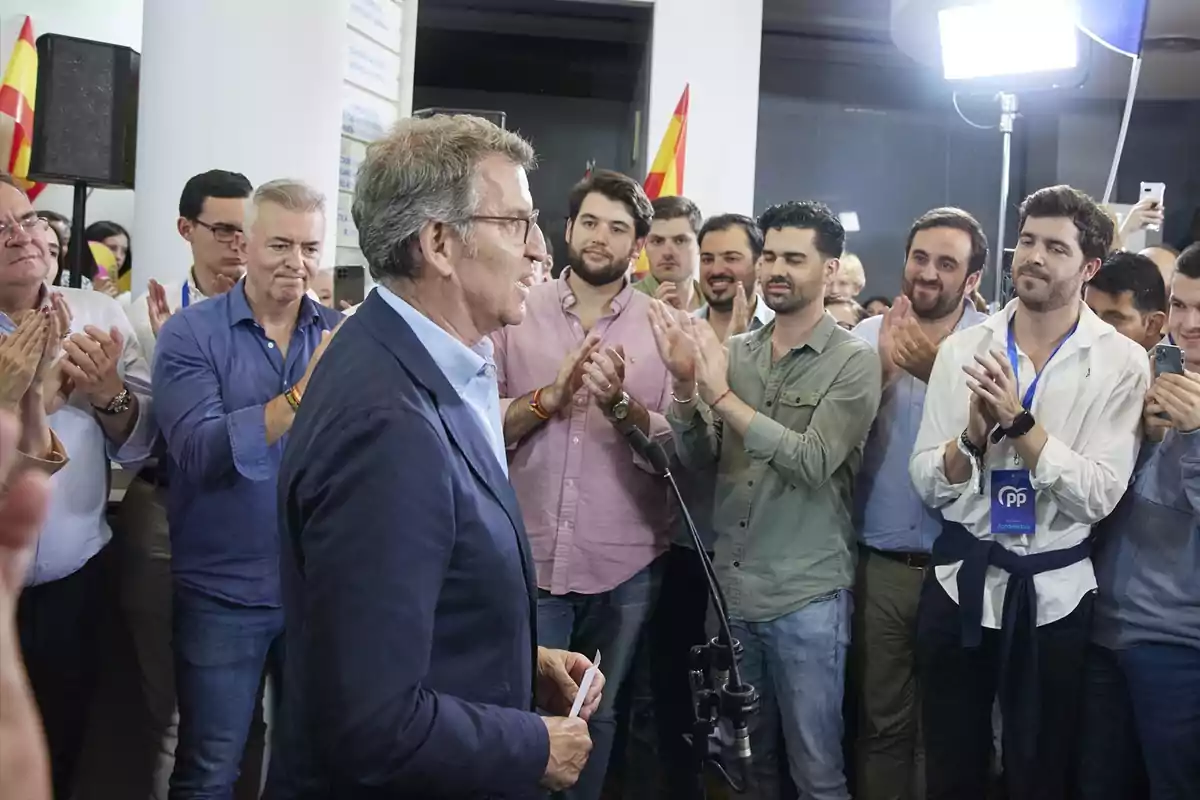 El líder del PP, Alberto Núñez Feijóo, es aplaudido durante el seguimiento de la jornada electoral de elecciones europeas