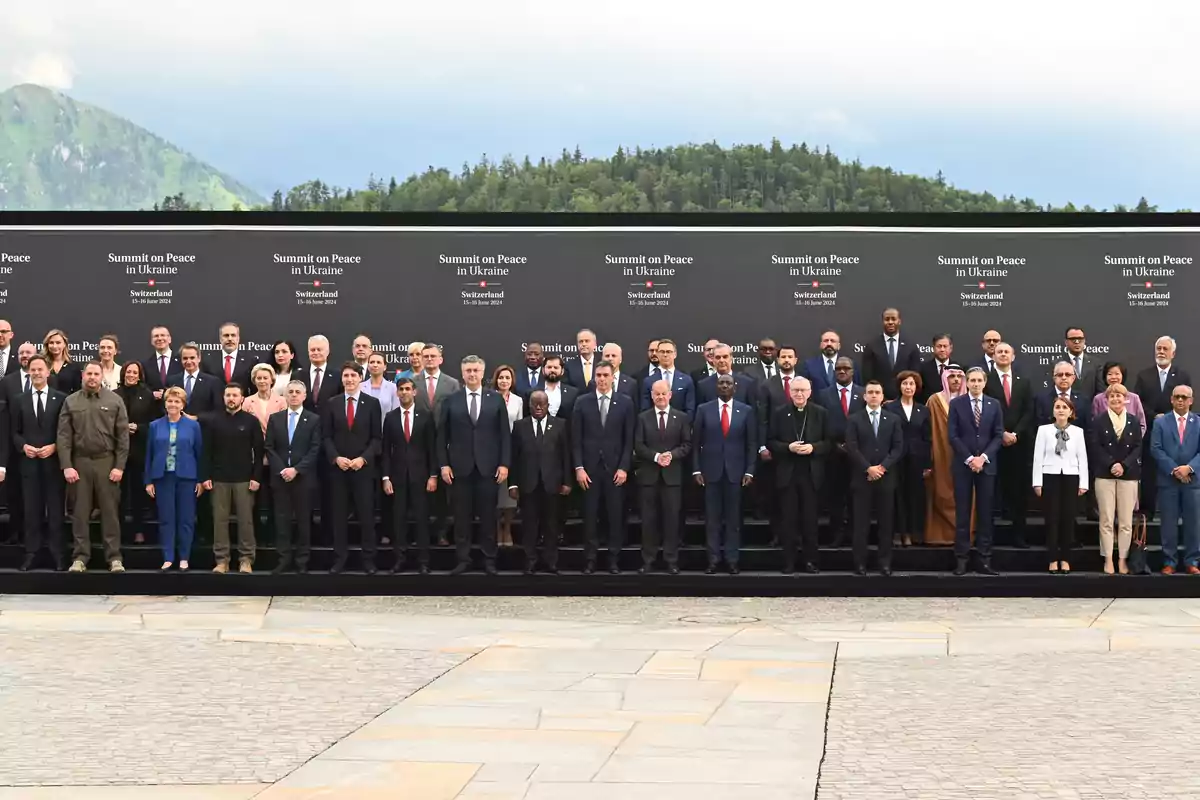 Foto de familia durante la inauguración de la Cumbre sobre la Paz de Ucrania, en el complejo Bürgenstock, a 15 de junio de 2024, en Lucerna