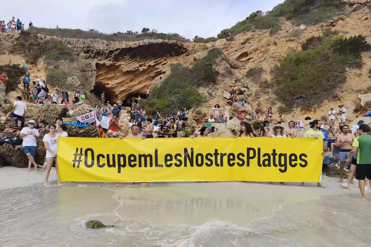 El movimiento 'Ocupemos nuestras playas' celebra "haber recuperado" Es Caló des Moro en una nueva acción contra la masificación