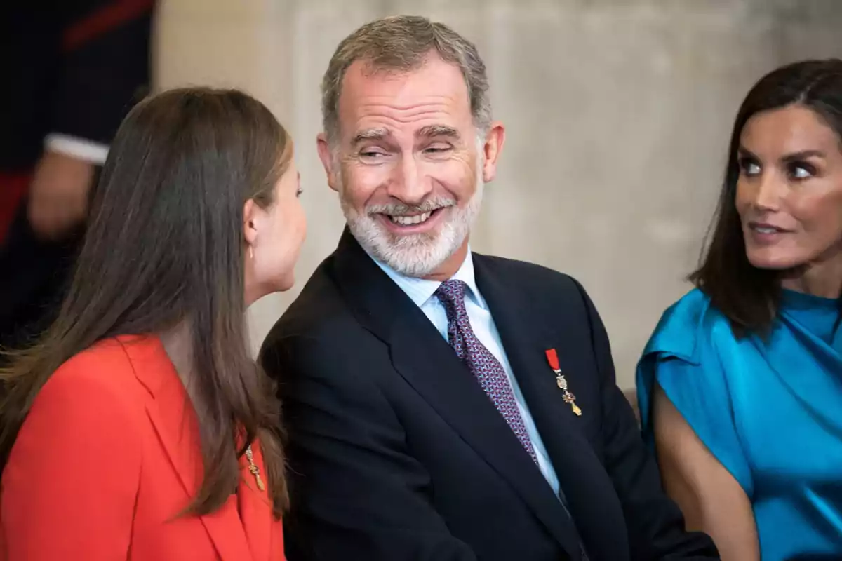 La Princesa Leonor, el Rey Felipe VI y la Reina Letizia durante la imposición de condecoraciones con ocasión del X aniversario de la Proclamación de Su Majestad el Rey, en el Palacio Real, a 19 de junio de 2024