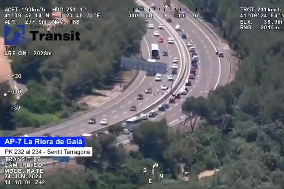 Imagen aérea de la autopista AP-7 en La Riera de Gaià, con tráfico denso en ambos sentidos, capturada el 24 de junio de 2024 a las 14:18:01, mostrando coordenadas y datos de navegación.