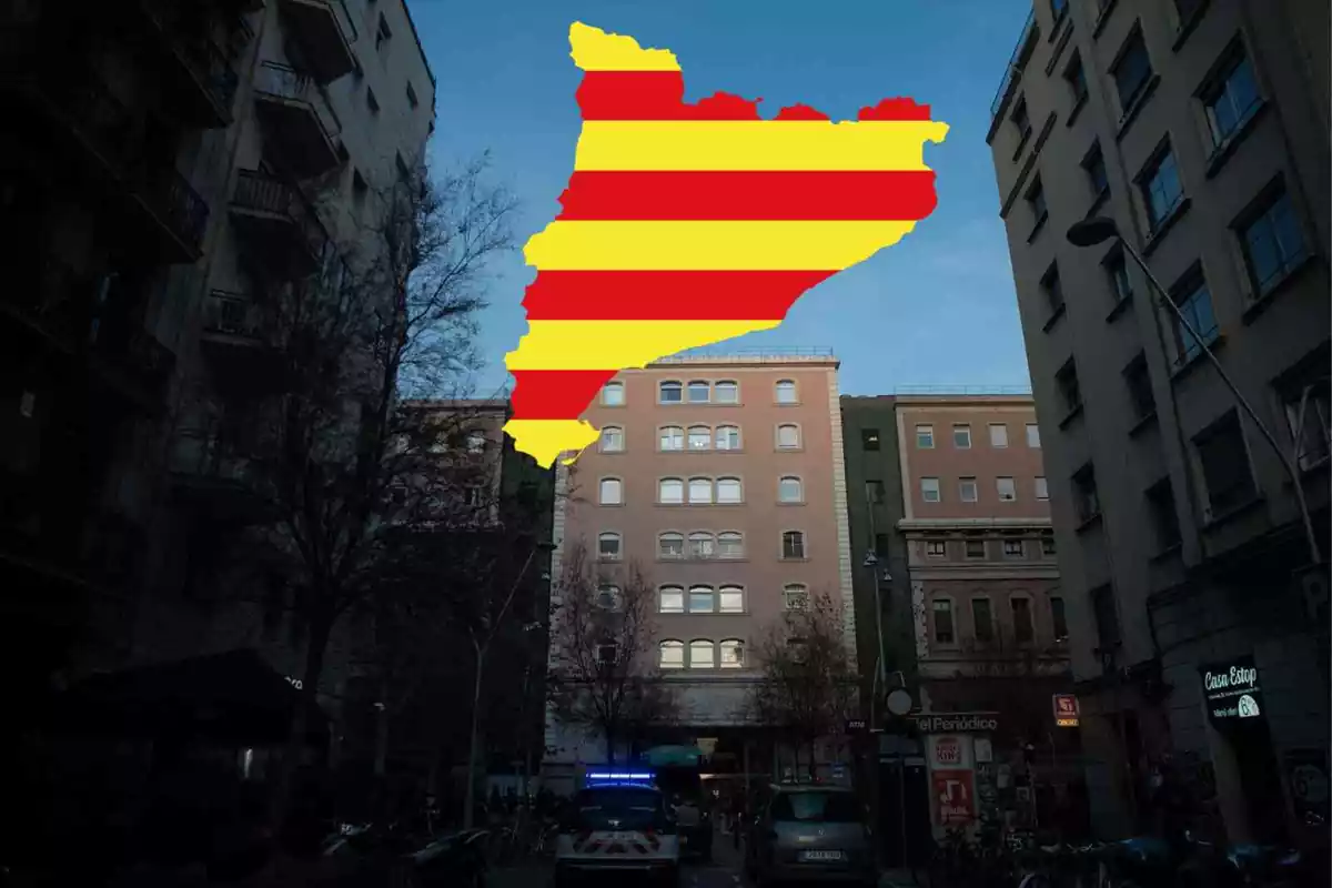 La fachada del Hospital Clínic con la bandera de Cataluña